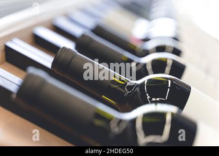 Bouteilles de vin avec étiquettes vierges sur le comptoir d'un magasin de spiritueux.Vin de fond.Mise au point sélectionnée.Photo de haute qualité Banque D'Images