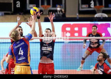 PalaMazzola, Taranto, Italie, 05 janvier 2022,Donovan Dzavoronok Vero Volley Monza s'est écrasé. Pendant Prisma Taranto vs Vero Volley Monza - Volleybal Banque D'Images