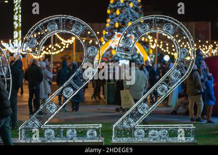 Krasnodar, Russie - janvier 03 2022: Numéro 22 fait de cadre en acier et décoré avec guirlande, lampes LED. Banque D'Images