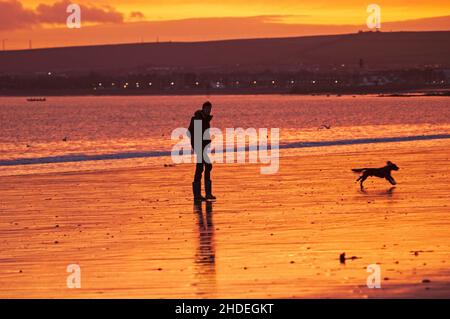 Portobello, Édimbourg, Écosse, Royaume-Uni.6th janvier 2022.Un lever de soleil époustouflant à une température de 1 degrés centigrade pour ceux qui se trouvent sur la plage pour faire de l'exercice à l'aube.La pluie s'est mise en place dans une heure plus tard.Credit: Archwhite/Alamy Live News. Banque D'Images