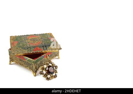 Ancienne boîte à bijoux et broche vintage Banque D'Images