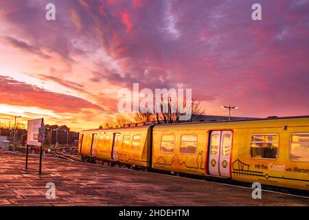 Lever du soleil à Southport, Merseyside.Météo Royaume-Uni.6 janvier 2022.Le soleil éclatant commence la journée pour les voyageurs de Merseyrail à la gare centrale de la ville.Wintry dans des endroits, avec des luges ou des chutes de neige à suivre qui peuvent persister.Crédit : MediaWorldImages/AlamyLiveNews Banque D'Images