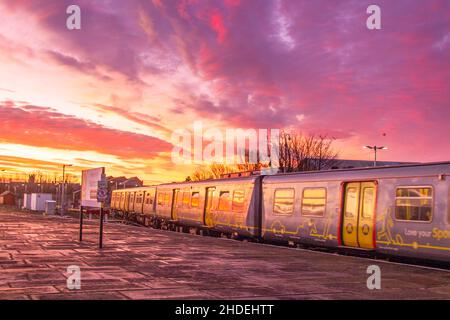 Lever du soleil à Southport, Merseyside.Météo Royaume-Uni.6 janvier 2022.Le soleil éclatant commence la journée pour les voyageurs de Merseyrail à la gare centrale de la ville.Wintry dans des endroits, avec des luges ou des chutes de neige à suivre qui peuvent persister.Crédit : MediaWorldImages/AlamyLiveNews Banque D'Images