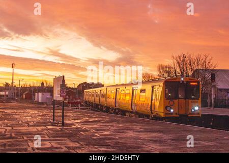 Lever du soleil à Southport, Merseyside.Météo Royaume-Uni.6 janvier 2022.Le soleil éclatant commence la journée pour les voyageurs de Merseyrail à la gare centrale de la ville.Wintry dans des endroits, avec des luges ou des chutes de neige à suivre qui peuvent persister.Crédit : MediaWorldImages/AlamyLiveNews Banque D'Images