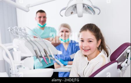 Bonne fille en chaise dentaire Banque D'Images