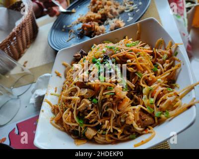 La préparation des nouilles Schezwan à la maison est très facile et similaire aux nouilles Veg Hakka Banque D'Images