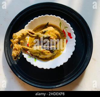 Le poulet Rezala est une préparation de Mughlai qui est faite avec du poulet juteux sur des os traditionnellement lentement cuits dans un très savoureux Banque D'Images