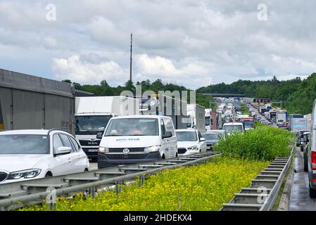 Juillet 2021, Allemagne - Bourrage de circulation sur l'autoroute allemande, heure de pointe, réparations de route Banque D'Images