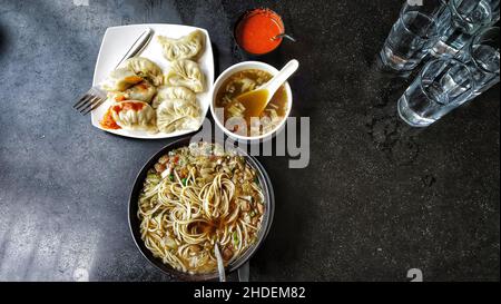 Momo et Thukpa est un type de boulettes remplies à la vapeur d'Asie de l'est et du Sud, populaire dans le sous-continent indien et dans les régions himalayenne du Sud A. Banque D'Images