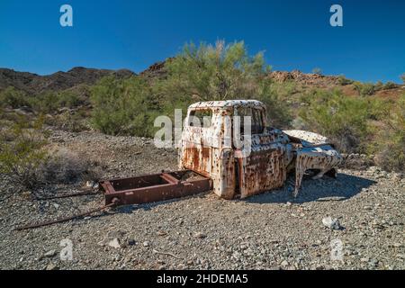 Une ancienne épave de pick-up, criblée de trous de balle, sur le site de la mine de cuivre de Swansea, dans les montagnes Buckskin, dans le désert de Sonoran, en Arizona, aux États-Unis Banque D'Images