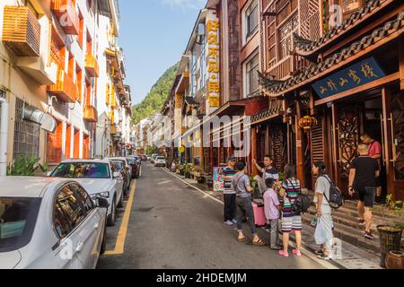WULINGUYUAN, CHINE - 8 AOÛT 2018 : vue sur une rue de la ville de Wulinguyuan, porte d'entrée du parc forestier national de Zhangjiajie dans la province de Hunan, Chine Banque D'Images