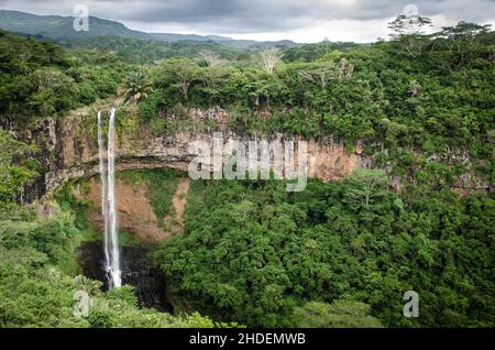 Vue aérienne de la cascade de Chamarel entourée d'arbres luxuriants à Maurice Banque D'Images