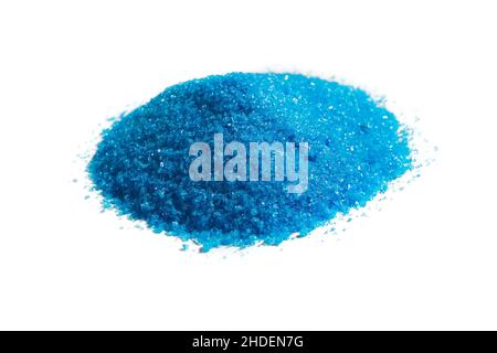 Sulfate de cuivre isolé sur blanc.Sulfate de cuivre bleu vif, CuSO4, également appelé vitriol bleu ou pierre bleue.Sel, utilisé comme algicide dans les piscines, Banque D'Images