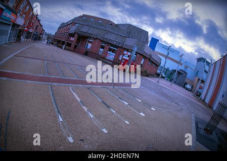 Alcester Street Needles dans le centre-ville de Redditch, Worcs.Royaume-Uni - aiguilles géantes sur le sol et de grandes aiguilles argentées sur le côté pour commemmorate le Banque D'Images