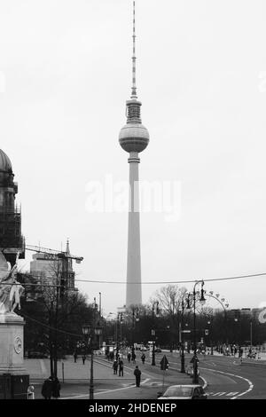 Plan vertical de la tour Fernsehturm en noir et blanc à Berlin, Allemagne Banque D'Images