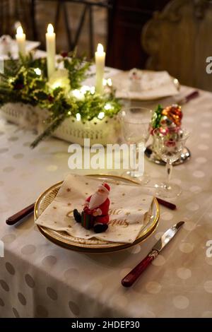 Photo verticale d'un ensemble de table pour Noël avec bougies et décorations Banque D'Images