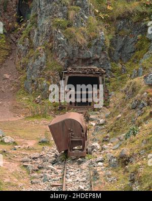 Plan vertical d'une vieille mine avec chemin de fer et un wagon dessus Banque D'Images