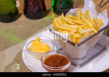 Assaisonnée Cajun Frites avec ketchup biologique Banque D'Images