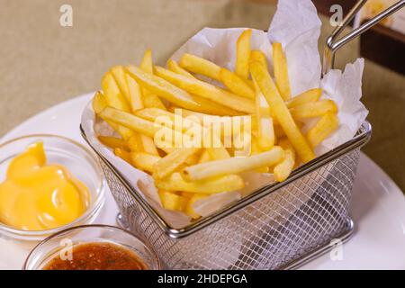 Assaisonnée Cajun Frites avec ketchup biologique Banque D'Images