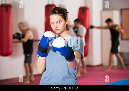 Jeune sportwoman pratiquant des coups de boxe Banque D'Images