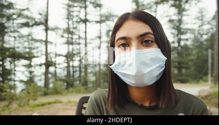 Gros plan de la fille portant un masque facial. Banque D'Images