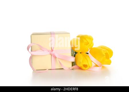 Tulipes et boîte cadeau isolée sur fond blanc Banque D'Images