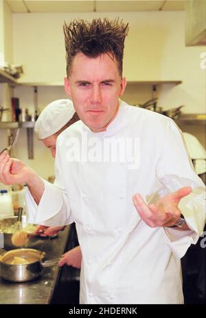 Gary Rhodes, célèbre chef photographié dans son restaurant Pimlico « Rhodes in the Square », Dolphin Square, Londres SW1, 11th décembre 1998. Banque D'Images