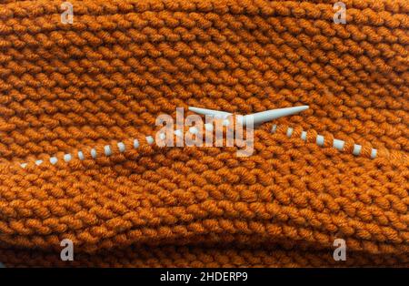 Knitting orange wool scarf Banque D'Images