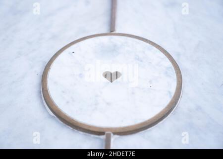 Manchester, Royaume-Uni, 6th janvier 2022.Glade de lumière un momorial aux victimes de la bombe de Manchester de 2017 est vu après avoir été ouvert au public, Manchester, Royaume-Uni.Le mémorial décrit comme un « halo » de marbre blanc porte les noms de ceux qui ont été tués dans les atrocités de 2017.Crédit : Jon Super/Alay Live News. Banque D'Images