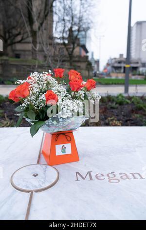 Manchester, Royaume-Uni, 6th janvier 2022.Glade de lumière un momorial aux victimes de la bombe de Manchester de 2017 est vu après avoir été ouvert au public, Manchester, Royaume-Uni.Le mémorial décrit comme un « halo » de marbre blanc porte les noms de ceux qui ont été tués dans les atrocités de 2017.Crédit : Jon Super/Alay Live News. Banque D'Images