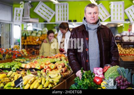 Client masculin dans un magasin de fruits Banque D'Images