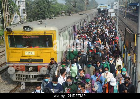 Kolkata, Inde.06th janvier 2022.Vue sur la gare sans distance sociale entre les passagers.L'Inde voit un pic d'un jour dans le nombre de cas Covid-19 90 928 (variante omicron) à ce jour.Le gouvernement de l'État a permis la reprise de la capacité de sièges de 50 pour cent durant cette pandémie.(Photo de Rahul Sadhukhan/Pacific Press) Credit: Pacific Press Media production Corp./Alay Live News Banque D'Images