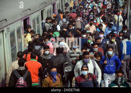 Kolkata, Inde.06th janvier 2022.Vue sur la gare sans distance sociale entre les passagers.L'Inde voit un pic d'un jour dans le nombre de cas Covid-19 90 928 (variante omicron) à ce jour.Le gouvernement de l'État a permis la reprise de la capacité de sièges de 50 pour cent durant cette pandémie.(Photo de Rahul Sadhukhan/Pacific Press) Credit: Pacific Press Media production Corp./Alay Live News Banque D'Images