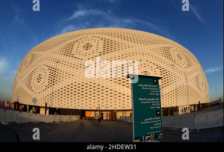 Vue générale à l'extérieur du stade Al Thumama à Al Thumama, au Qatar, prise pendant le coucher du soleil lors de la préparation de la coupe du monde de la FIFA 2022.Photo de MB Media 06/12/2021 Banque D'Images