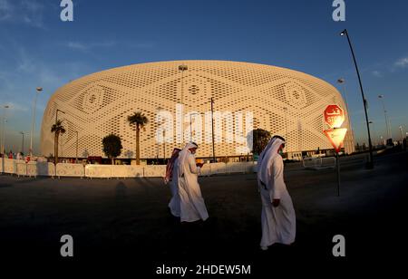 Vue générale à l'extérieur du stade Al Thumama à Al Thumama, au Qatar, prise pendant le coucher du soleil lors de la préparation de la coupe du monde de la FIFA 2022.Photo de MB Media 06/12/2021 Banque D'Images