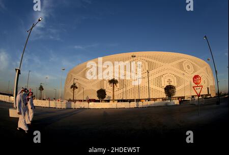 Vue générale à l'extérieur du stade Al Thumama à Al Thumama, au Qatar, prise pendant le coucher du soleil lors de la préparation de la coupe du monde de la FIFA 2022.Photo de MB Media 06/12/2021 Banque D'Images