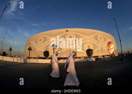 Vue générale à l'extérieur du stade Al Thumama à Al Thumama, au Qatar, prise pendant le coucher du soleil lors de la préparation de la coupe du monde de la FIFA 2022.Photo de MB Media 06/12/2021 Banque D'Images