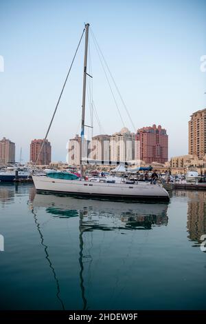 La Marina Pearl Qatar, yachts coûteux dans la baie de Doha, Qatar Banque D'Images