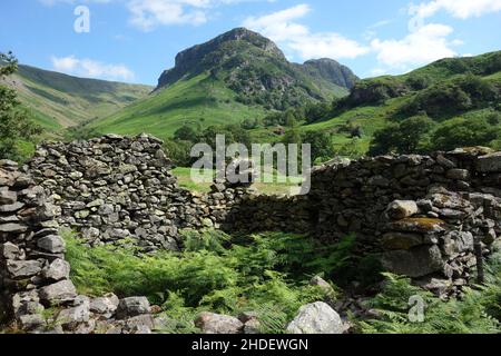 Les ruines de pierre de Wainwrights 'Eagle Crag & Sergent's Crag' par C2C Path près de Stonethwaite à Borrowdale, parc national du Lake District, Cumbria, Angleterre. Banque D'Images