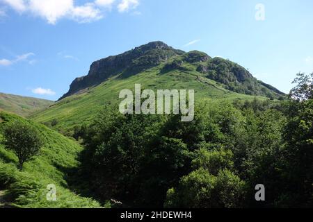 Le Wainwright 'Eagle Crag' de la côte à la côte (C2C) près de Stonethwaite à Borrowdale, Lake District National Park, Cumbria, Angleterre, Royaume-Uni. Banque D'Images