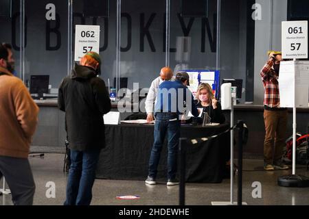 (220106) -- WASHINGTON, le 6 janvier 2022 (Xinhua) -- les gens font la queue pour voter à un bureau de vote à New York, aux États-Unis, le 3 novembre 2020.(Xinhua/Wang Ying) Banque D'Images