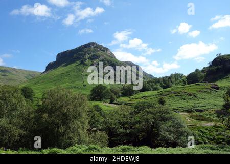 Le Wainwright 'Eagle Crag' de la côte à la côte (C2C) près de Stonethwaite à Borrowdale, Lake District National Park, Cumbria, Angleterre, Royaume-Uni. Banque D'Images