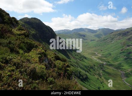 The Wainwright 'Hergeant's Crag' & Langstrath Valley de Path à l'Eagle Crag' à Borrowdale, Lake District National Park, Cumbria, Angleterre, Royaume-Uni. Banque D'Images