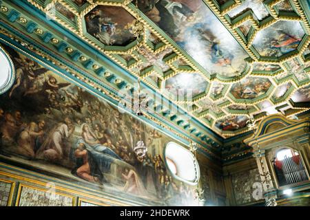 Scènes bibliques sur des fresques à l'intérieur de l'église notre-Dame sur les rochers.Monténégro Banque D'Images