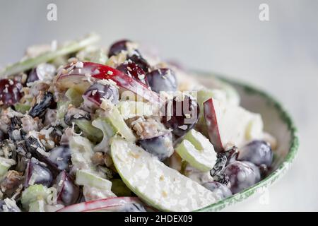 Salade waldorf maison aux noix de pomme avec noix de coco et une vinaigrette crémeuse.Concept de régime végétarien sain.Mise au point sélective avec un premier plan flou et b Banque D'Images