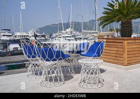 Mobilier en métal forgé dans un café de rue au bord de la mer. Banque D'Images