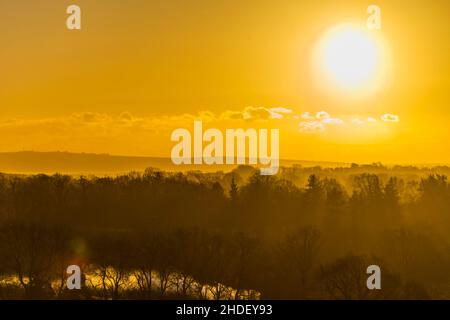 Londres, Royaume-Uni.6th janvier 2022.Le soleil se lève, mettant en évidence la brume et le gel parmi les arbres juste au nord des South Downs.Crédit : Guy Bell/Alay Live News Banque D'Images