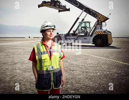 DP World Yarimca.Conducteur de l'empileuse normale Banque D'Images