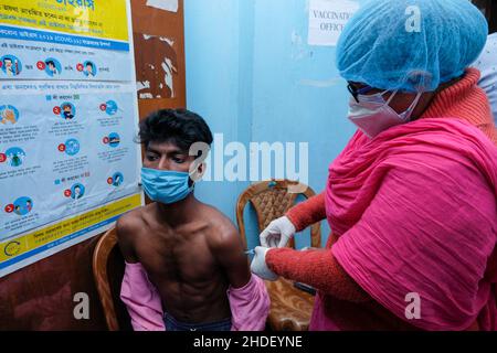 KOLKATA, BENGALE OCCIDENTAL, INDE.6th janvier 2022.06 janvier 2022, Kolkata, Bengale-Occidental, Inde: Un agent de santé inocule une dose de vaccin Covishield développé par AstraZeneca PLC et l'Université d'Oxford à l'hôpital rural de Madhyamgram, Kolkata.(Image de crédit : © Dipayan Bose/ZUMA Press Wire) Banque D'Images