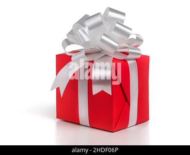 Boîte cadeau emballée dans un papier rouge orné d'un noeud argenté sur fond blanc. Banque D'Images